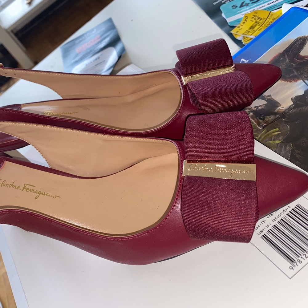 Salvatore ferragamo single bow slingback heels